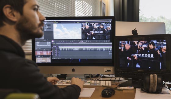 Chaque stagiaire travaille sur une station Avid Media Composer avec écran 27 pouces, retour vidéo et retour audio