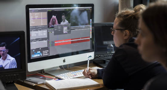 Chaque stagiaire travaille sur une station Avid avec écran 27 pouces, boîtier entrées/sorties HD/4K et monitoring vidéo temps réel fluide.