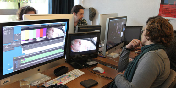 Chaque stagiaire travaille sur une station Avid Full HD équipée d'un monitoring vidéo HD.