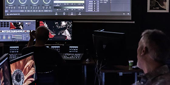 Nos formations DaVinci Resolve ont lieu dans une salle dédiée à l'étalonnage : lumière du jour (ou pénombre!), stations avec retour FSI 10 bits, raid0, écran 27p, pupitres DaVinci...