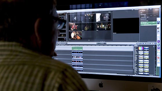 Chaque stagiaire en formation Premiere Pro a une station moderne, avec écran 27 pouces + moniteur vidéo, et un casque.