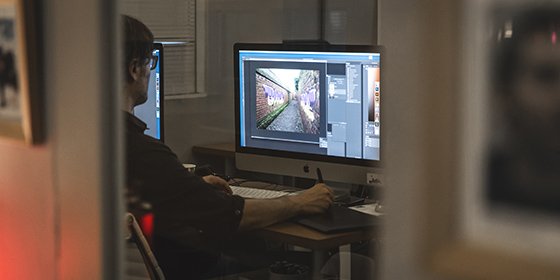 Chaque stagiaire dispose d'un Mac récent et performant, équipé d'une tablette graphique professionnelle extra large.