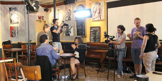 Mise en place lumière et tournage, dans un décor intérieur