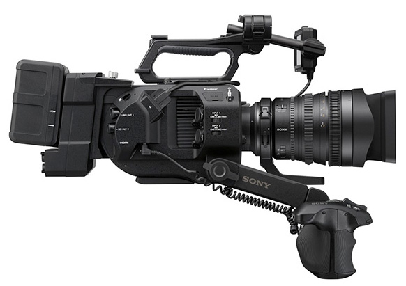 Sony FS7 avec la poignée téléscopique, l'adaptateur XDCA-FS7 et une batterie. 