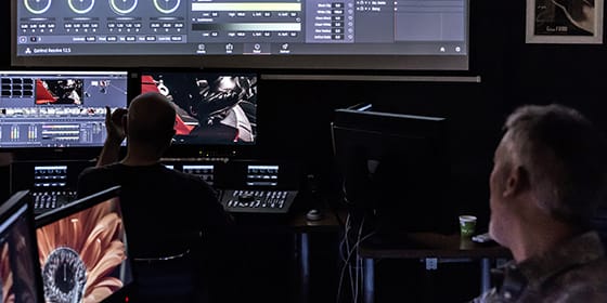 Une salle de formation spéciale étalonnage équipée d’une station DaVinci complète avec les surfaces de contrôle.