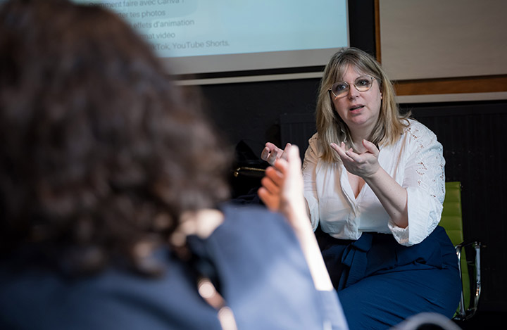 Rose Aji, consultante en stratégie de communication digitale depuis 2015, formatrice experte en identité de marque et communication numérique.